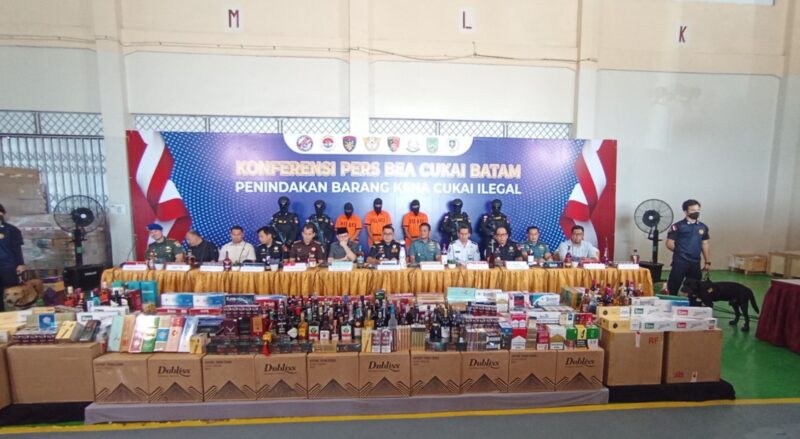 Bea Cukai ungkap penindakan rokok dan minuman ilegal dalam konferensi pers di Dermaga Bea Cukai Tanjunguncang, Selasa (6/5). Foto:matapedia