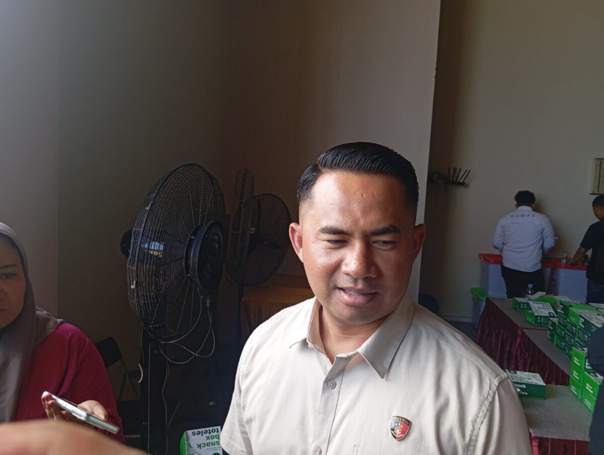 Kasubdit Tipidter Ditreskrimsus Polda Kepri, AKBP Zamrul saat diwawancara wartawan di Dermaga Bea Cukai Tanjunguncang, Selasa (6/5). Foto:matapedia
