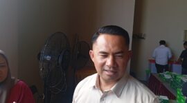 Kasubdit Tipidter Ditreskrimsus Polda Kepri, AKBP Zamrul saat diwawancara wartawan di Dermaga Bea Cukai Tanjunguncang, Selasa (6/5). Foto:matapedia