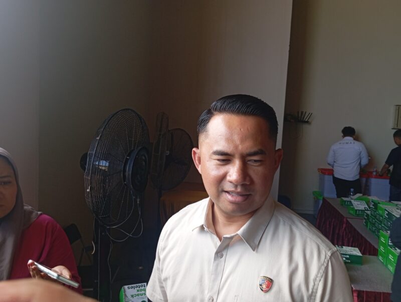 Kasubdit Tipidter Ditreskrimsus Polda Kepri, AKBP Zamrul saat diwawancara wartawan di Dermaga Bea Cukai Tanjunguncang, Selasa (6/5). Foto:matapedia