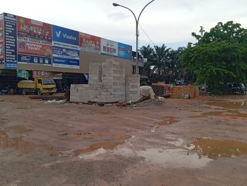 Kondisi saat ini buffer zone di depan komplek Batavia Sagulung setelah ditertibkan oleh Satpol PP Kota Batam, Sabtu (10/5/2025). Matapedia6.com/Luci