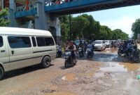 Kondisi jalan rusak di bawah Jembatan Penyeberangan Orang (JPO) yang ada di depan SP Plaza Sagulung Kota Batam Provinsi Kepri, Minggu (11/5/2025). Matapedia6.com/Luci