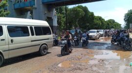 Kondisi jalan rusak di bawah Jembatan Penyeberangan Orang (JPO) yang ada di depan SP Plaza Sagulung Kota Batam Provinsi Kepri, Minggu (11/5/2025). Matapedia6.com/Luci
