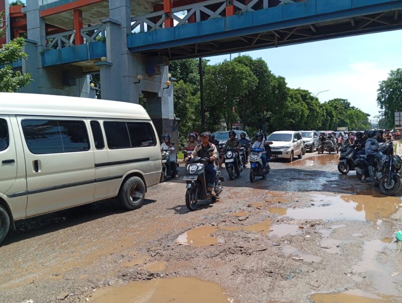 Kondisi jalan rusak di bawah Jembatan Penyeberangan Orang (JPO) yang ada di depan SP Plaza Sagulung Kota Batam Provinsi Kepri, Minggu (11/5/2025). Matapedia6.com/Luci