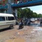 Kondisi jalan rusak di bawah Jembatan Penyeberangan Orang (JPO) yang ada di depan SP Plaza Sagulung Kota Batam Provinsi Kepri, Minggu (11/5/2025). Matapedia6.com/Luci
