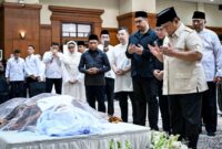 Presiden Prabowo Subianto melayat almarhum Mayjen TNI (Purn) DR (HC) H Eddie Mardjoeki Nalapraya bin H Mohammad Soetarman yang wafat pada Selasa (13/5). Foto: BPMI Setpres