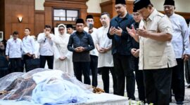 Presiden Prabowo Subianto melayat almarhum Mayjen TNI (Purn) DR (HC) H Eddie Mardjoeki Nalapraya bin H Mohammad Soetarman yang wafat pada Selasa (13/5). Foto: BPMI Setpres