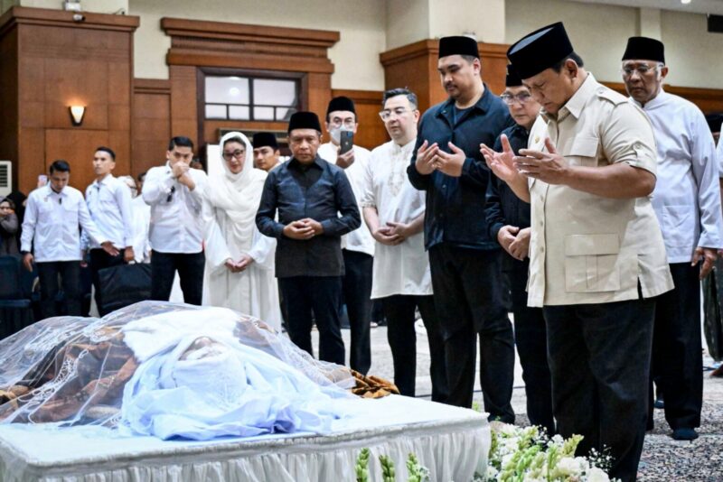 Presiden Prabowo Subianto melayat almarhum Mayjen TNI (Purn) DR (HC) H Eddie Mardjoeki Nalapraya bin H Mohammad Soetarman yang wafat pada Selasa (13/5). Foto: BPMI Setpres