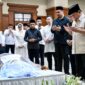 Presiden Prabowo Subianto melayat almarhum Mayjen TNI (Purn) DR (HC) H Eddie Mardjoeki Nalapraya bin H Mohammad Soetarman yang wafat pada Selasa (13/5). Foto: BPMI Setpres