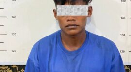 Pria 24 tahun yang melakukan tindakan eksibisionisme dengan mempertontonkan alat kelaminnya kepada seorang wanita saat berada di Polsek Nongsa, Rabu (14/5/2025). Matapedia6.com/Dok Humas polsek