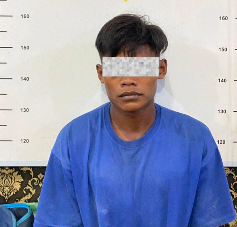 Pria 24 tahun yang melakukan tindakan eksibisionisme dengan mempertontonkan alat kelaminnya kepada seorang wanita saat berada di Polsek Nongsa, Rabu (14/5/2025). Matapedia6.com/Dok Humas polsek