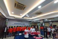 Kepala Kantor Imigrasi Batam Hajar Aswad bersama Polda dan Jaksa menujukan alat bukti WNA yang melanggar keimigrasian, Kamis (15/5/2025). Foto:zalfirega/matapedia