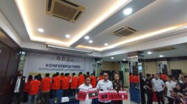 Kepala Kantor Imigrasi Batam Hajar Aswad bersama Polda dan Jaksa menujukan alat bukti WNA yang melanggar keimigrasian, Kamis (15/5/2025). Foto:zalfirega/matapedia