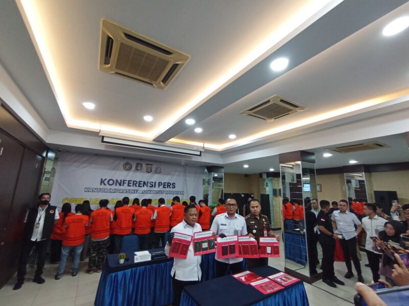 Kepala Kantor Imigrasi Batam Hajar Aswad bersama Polda dan Jaksa menujukan alat bukti WNA yang melanggar keimigrasian, Kamis (15/5/2025). Foto:zalfirega/matapedia