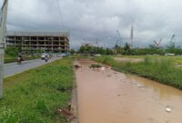 Kondisi air di saluran drainase yang membentang di jalan pahlawan Batuaji, Kota Batam Provinsi Kepri, saat hujan deras turun, Minggu (18/5/2025). Matapedia6.com/Luci
