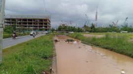 Kondisi air di saluran drainase yang membentang di jalan pahlawan Batuaji, Kota Batam Provinsi Kepri, saat hujan deras turun, Minggu (18/5/2025). Matapedia6.com/Luci