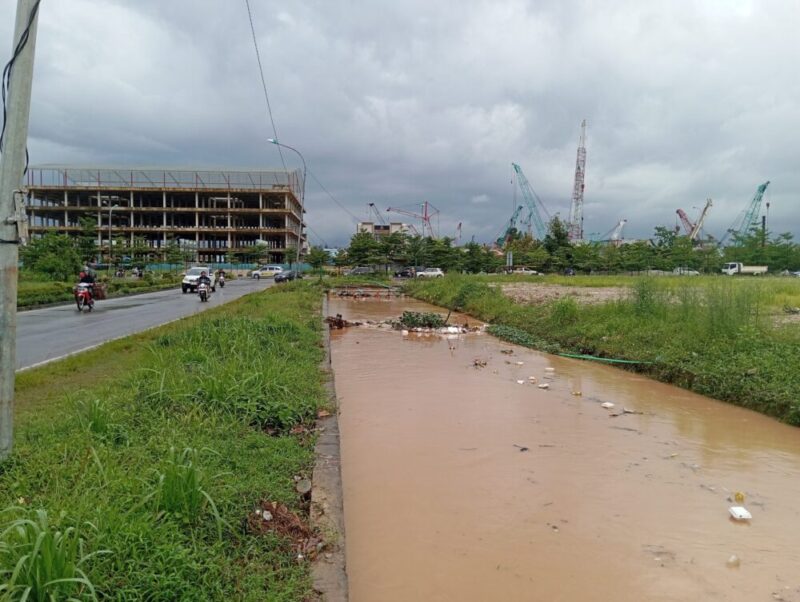 Kondisi air di saluran drainase yang membentang di jalan pahlawan Batuaji, Kota Batam Provinsi Kepri, saat hujan deras turun, Minggu (18/5/2025). Matapedia6.com/Luci
