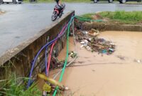 Kondisi kabel optik disaluran drainase yang ada di salah satu wilayah di Kota Batam, Senin (19/5/2025). Matapedia6.com/Zalfirega