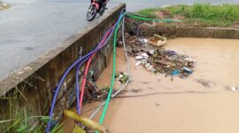 Kondisi kabel optik disaluran drainase yang ada di salah satu wilayah di Kota Batam, Senin (19/5/2025). Matapedia6.com/Zalfirega