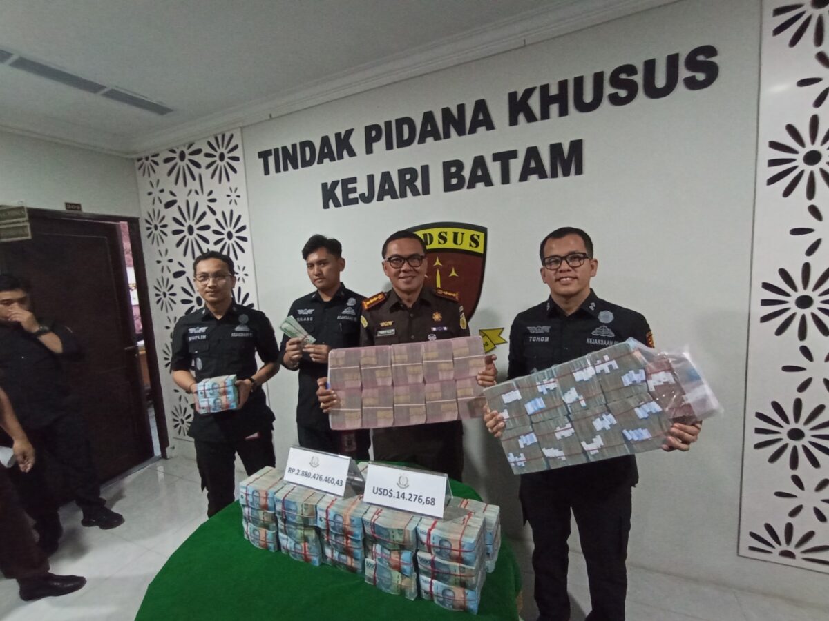 Kejari Batam terima titipan uang korupsi, Selasa (20/5). Foto:dok/matapedia