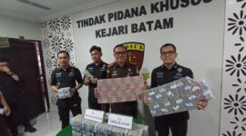 Kejari Batam terima titipan uang korupsi, Selasa (20/5). Foto:dok/matapedia