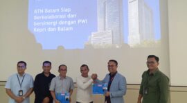 Ketua PWI Kepri Andi dan Ketua PWI Batam Agus serta Kepala Bank BTN Batam Antony dalam sosialisasi program rumah subsidi untuk jurnalis, Kamis (22/5). Foto:matapedia