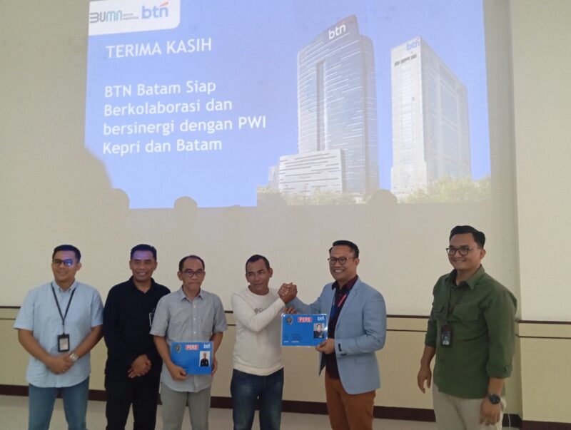 Ketua PWI Kepri Andi dan Ketua PWI Batam Agus serta Kepala Bank BTN Batam Antony dalam sosialisasi program rumah subsidi untuk jurnalis, Kamis (22/5). Foto:matapedia