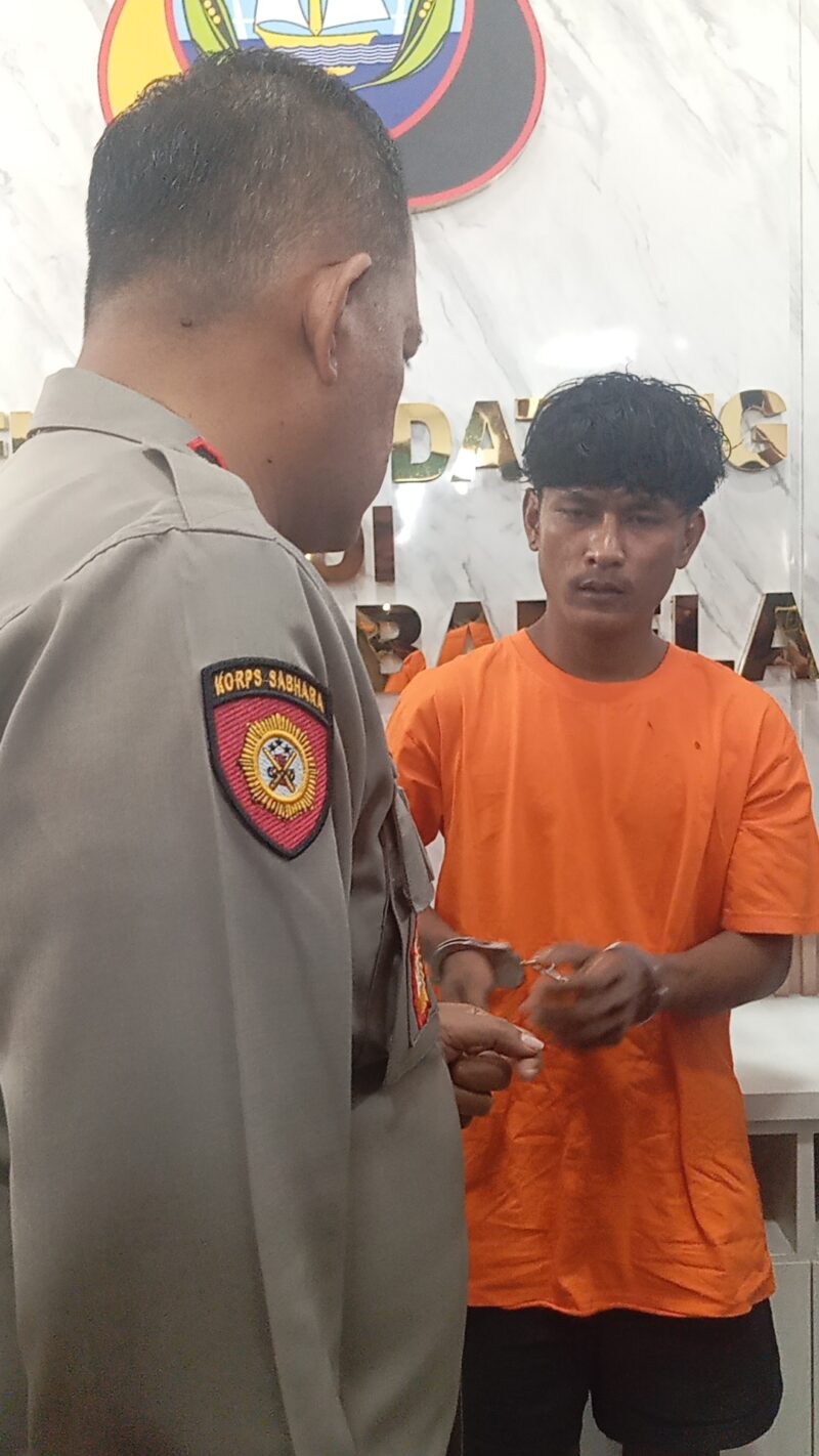 Pelaku pembunuhan di Sagulung yang ditangkap Polresta Barelang setelah sempat kabur ke Kabupaten Karimun, Jumat (23/5/2025) Matapedia6.com/Luci