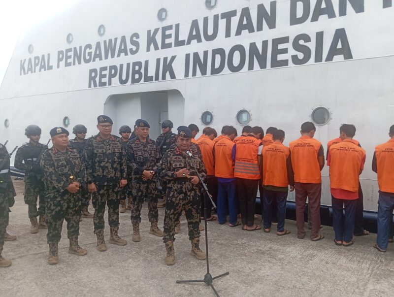 Dirjen Pengawasan Sumber Daya Kelautan dan Perikanan, Dr Pung Nugroho Saksono (Ipunk) saat jumpa pers di Pangkalan PSDKP Batam, Sabtu (25/5). Foto:Zalfirega/matapedia