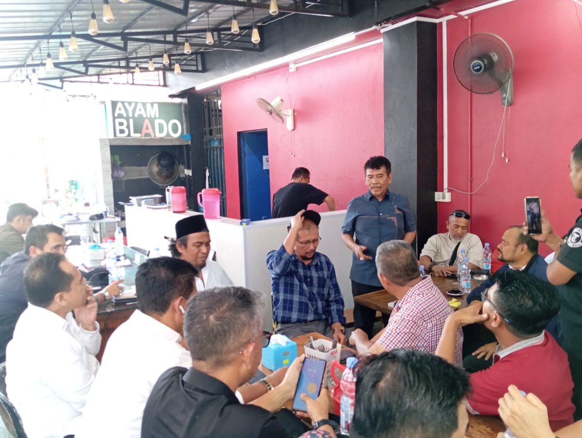 Pengurus Ikatan Keluarga Sumatera Barat (IKSB) Batam saat berdialog di Sekretariat IKSB Kota Batam, Senin (26/5/2025). Foto:Zalfirega/matapedia
