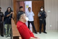 Eks kasat narkoba Polresta Barelang AKP Satria Nanda saat mendengarkan pembacaan tuntutan dari Jaksa di pengadilan negeri Batam, Senin (26/5/2025). Matapedia6.com/Zalfirega
