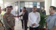 Sekretaris komisi I DPRD Kota Batam Anwar Anas didampingi lurah dan Kapolsek saat datang ke kantor pengelola Kawasan Batamindo Muka Kuning, Rabu (28/5/2025). Matapedia6.com/Luci