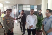 Sekretaris komisi I DPRD Kota Batam Anwar Anas didampingi lurah dan Kapolsek saat datang ke kantor pengelola Kawasan Batamindo Muka Kuning, Rabu (28/5/2025). Matapedia6.com/Luci