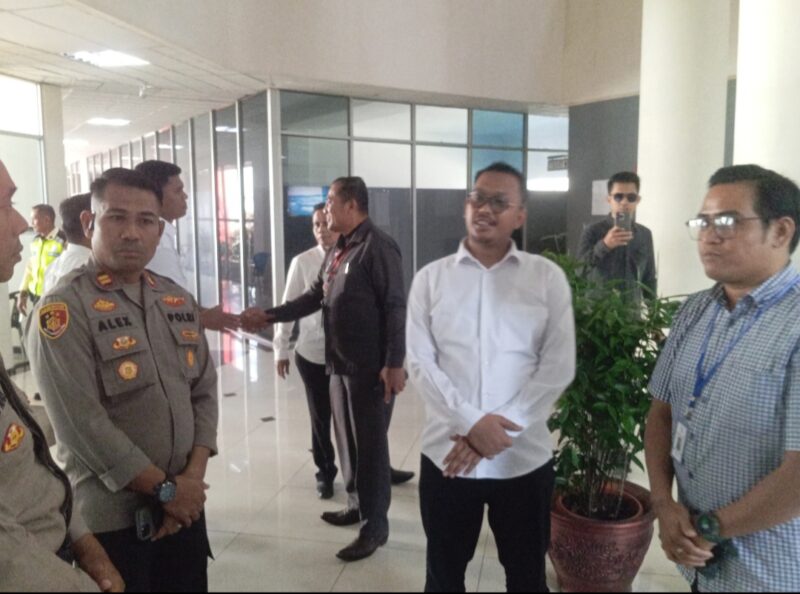 Sekretaris komisi I DPRD Kota Batam Anwar Anas didampingi lurah dan Kapolsek saat datang ke kantor pengelola Kawasan Batamindo Muka Kuning, Rabu (28/5/2025). Matapedia6.com/Luci