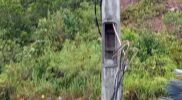 Kabel lampu jalan di daerah Tanjunguncang semrawut, kondisi lampu jalan sudah lama tidak berfungsi dan sebagian kondisinya rusak, Jumat (30/5/2025).Matapedia6.com/Luci