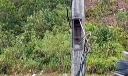 Kabel lampu jalan di daerah Tanjunguncang semrawut, kondisi lampu jalan sudah lama tidak berfungsi dan sebagian kondisinya rusak, Jumat (30/5/2025).Matapedia6.com/Luci
