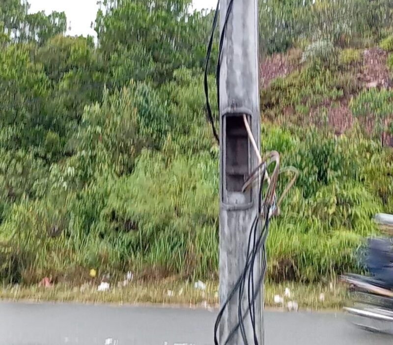 Kabel lampu jalan di daerah Tanjunguncang semrawut, kondisi lampu jalan sudah lama tidak berfungsi dan sebagian kondisinya rusak, Jumat (30/5/2025).Matapedia6.com/Luci