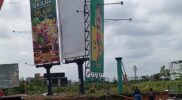 Pembongkaran baliho raksasa di simpang Frengky Batam Centre, oleh Pemko Batam. Selama tiga hari sudah 57 papan reklame yang ditertibkan, Jumat (30/5/2025). Matapedia6.com/Luci