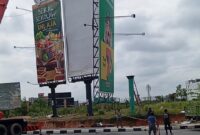 Pembongkaran baliho raksasa di simpang Frengky Batam Centre, oleh Pemko Batam. Selama tiga hari sudah 57 papan reklame yang ditertibkan, Jumat (30/5/2025). Matapedia6.com/Luci