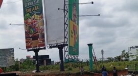 Pembongkaran baliho raksasa di simpang Frengky Batam Centre, oleh Pemko Batam. Selama tiga hari sudah 57 papan reklame yang ditertibkan, Jumat (30/5/2025). Matapedia6.com/Luci