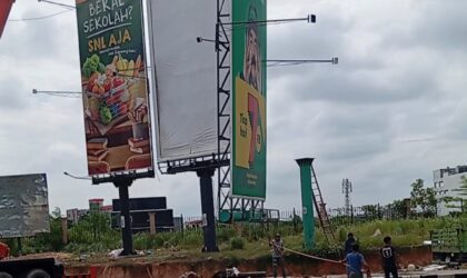 Pembongkaran baliho raksasa di simpang Frengky Batam Centre, oleh Pemko Batam. Selama tiga hari sudah 57 papan reklame yang ditertibkan, Jumat (30/5/2025). Matapedia6.com/Luci