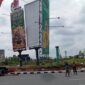 Pembongkaran baliho raksasa di simpang Frengky Batam Centre, oleh Pemko Batam. Selama tiga hari sudah 57 papan reklame yang ditertibkan, Jumat (30/5/2025). Matapedia6.com/Luci