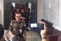 Tersangka digiring ke mobil tahanan Kejari Batam pada Selasa (20/5). Foto:matapedia