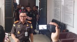 Tersangka digiring ke mobil tahanan Kejari Batam pada Selasa (20/5). Foto:matapedia