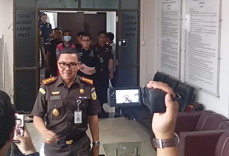 Tersangka digiring ke mobil tahanan Kejari Batam pada Selasa (20/5). Foto:matapedia