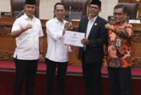 Ketua DPRD Batam Kamaluddin bersama Wali Kota Batam  Amsakar Achmad saat rapat Pansus LKPj Foto:Dok/Sekwan