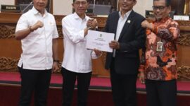 Ketua DPRD Batam Kamaluddin bersama Wali Kota Batam  Amsakar Achmad saat rapat Pansus LKPj Foto:Dok/Sekwan