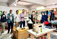 Riza Hartini (35) menerima bantuan pengembangan UMKM dari PLN Batam beberapa hari lalu. Foto:dok/Humas PLN