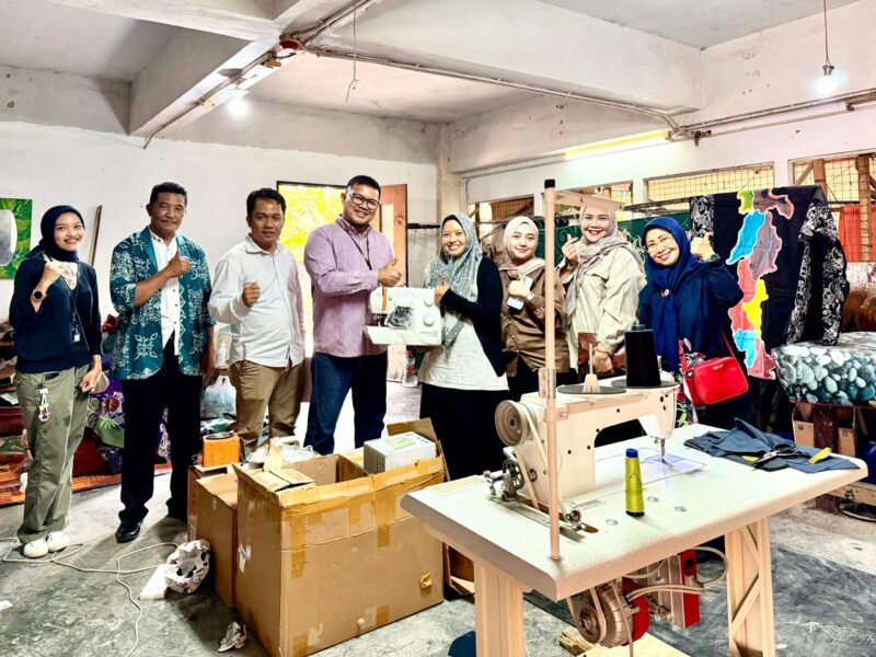 Riza Hartini (35) menerima bantuan pengembangan UMKM dari PLN Batam beberapa hari lalu. Foto:dok/Humas PLN