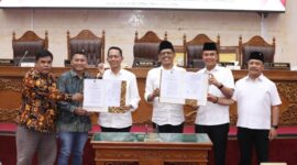 Ketua DPRD Batam Muhammad Kamaluddin bersama pimpinan DPRD Batam dan wali Kota Batam Amsakar Ahmad menunjukkan perda yang sudah disahkan pada rapat paripurna di ruang sidang utama DPRD Batam, Rabu (18/6/2025). Matapedia6.com/Dok DPRD
